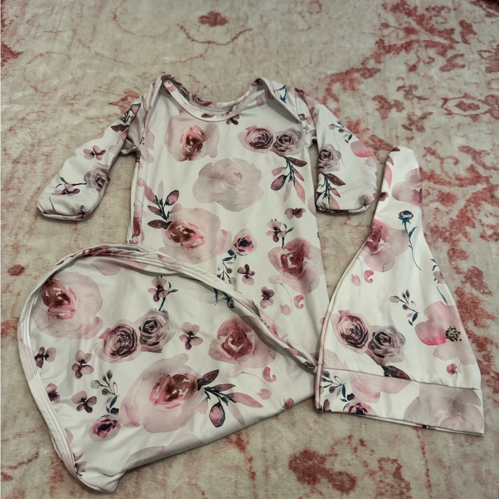 Terriboo Baby Girl (0-3 months) Long Sleeve Knotted gowns with matching hat x4 - Picture 9 of 11